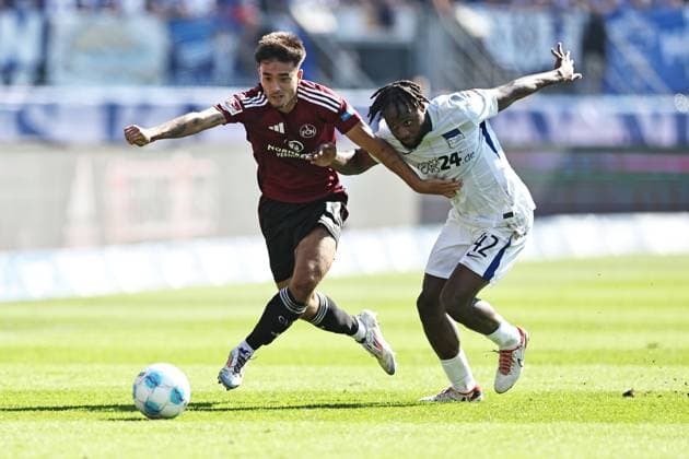 Jens Castrop, FCN, und Deyovaisio Evan Zeefuik, Hertha, im Hinrundenspiel der Saison 2024 2025 zwischen dem 1. FC Nürnberg und der Hertha BSC in Nürnberg; 21 09 2024 -