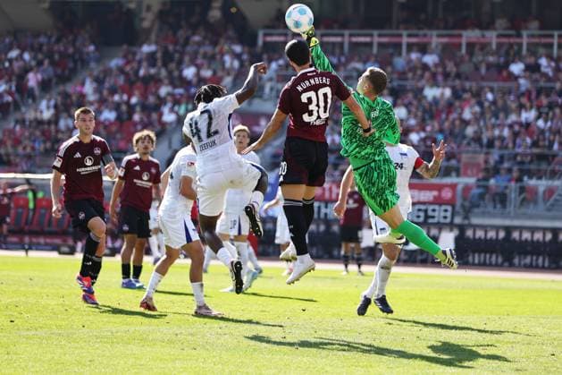 Szene (mit Deyovaisio Evan Zeefuik, Tjark Ernst, Mahir Emreli) vor dem Berliner Tor im Hinrundenspiel der Saison 2024 2025 zwischen dem 1. FC Nürnberg und der Hertha BSC in Nürnberg; 21 09 2024 -