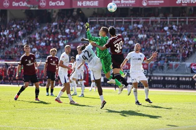 Szene (mit Deyovaisio Evan Zeefuik, Tjark Ernst, Mahir Emreli) vor dem Berliner Tor im Hinrundenspiel der Saison 2024 2025 zwischen dem 1. FC Nürnberg und der Hertha BSC in Nürnberg; 21 09 2024 -