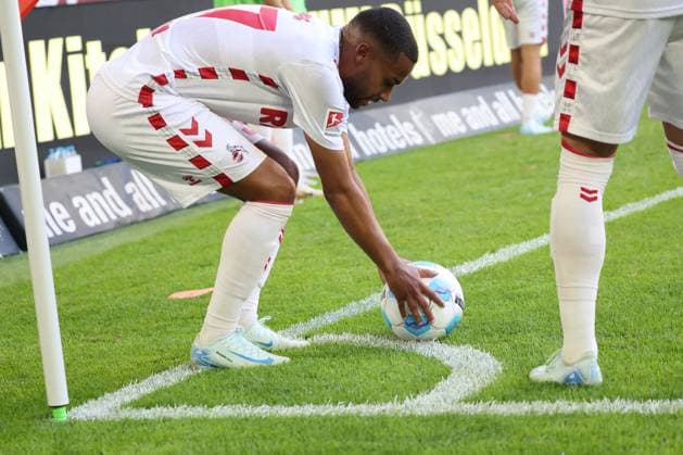 GER, 2. FBL. Fortuna Duesseldorf vs. 1. FC Koeln 21.09.2024, Merkur Spiel-Arena, Duesseldorf, GER, 2. FBL. Fortuna Duesseldorf vs. 1. FC Koeln, im Bild: Linton Maina (FC Koeln 37), legt sich den Ball fuer die Ecke bereit