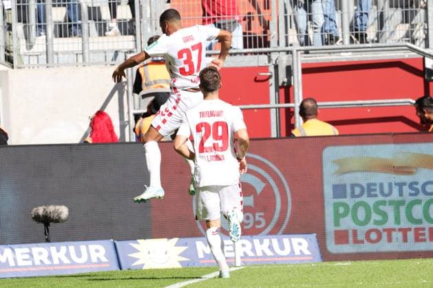 GER, 2. FBL. Fortuna Duesseldorf vs. 1. FC Koeln 21.09.2024, Merkur Spiel-Arena, Duesseldorf, GER, 2. FBL. Fortuna Duesseldorf vs. 1. FC Koeln, im Bild: Torjubel Jubel Jubellauf, 2:1 fuer Koeln durch Linton Maina (FC Koeln 37), springt vor der Koelner Kurve hoch und Jan Thielmann (FC Koeln 29),