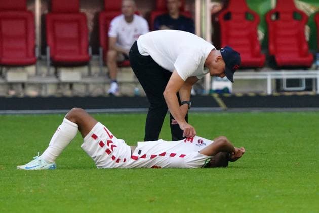 Fussball, 2.BL Saison 2024 2025 Fortuna Düsseldorf vs 1.FC Köln , Merkur- Spiel-Arena Düsseldorf , Gerhard Struber Trainer tröstet Linton Maina, beide 1.FC Köln,