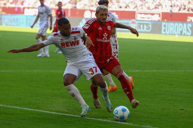 Matthias Zimmermann 25 (Fortuna Duesseldorf) im Zweikampf, Aktion, mit Linton Maina 37 (1. FC Koeln) Fortuna Duesseldorf vs. 1. FC Koeln, Fussball, 2. Bundesliga, 6. Spieltag, Saison 2024 2025, 21.09.2024 DFL REGULATIONS PROHIBIT ANY USE OF PHOTOGRAPHS AS IMAGE SEQUENCES AND OR QUASI-VIDEO. Foto: kolbert-press Ant Palmer Merkur Spiel Arena NRW Deutschland