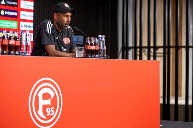21.09.2024, 2. Fußball Bundesliga, Fortuna Düsseldorf - 1. FC Köln, Merkur Spiel-Arena, Saison 2024 2025: Pressekonferenz nach dem Spiel - Cheftrainer Daniel Thioune (Trainer Fortuna Düsseldorf) bei der PK DFB regulations prohibit any use of photographs as image sequences and or quasi-video. Nordrhein-Westfalen Deutschland
