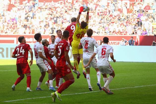 Chance fuer Vincent Vermeij 9 (Fortuna Duesseldorf) gehalten von Jonas Urbig 40 (1. FC Koeln) Fortuna Duesseldorf vs. 1. FC Koeln, Fussball, 2. Bundesliga, 6. Spieltag, Saison 2024 2025, 21.09.2024 DFL REGULATIONS PROHIBIT ANY USE OF PHOTOGRAPHS AS IMAGE SEQUENCES AND OR QUASI-VIDEO. Foto: kolbert-press Ant Palmer Merkur Spiel Arena NRW Deutschland