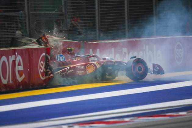 Sport Bilder des Tages 55 SAINZ Carlos (spa), Scuderia Ferrari SF-24, action, crash, accident, during the Formula 1 Singapore Grand Prix 2024, 18th round of the 2024 Formula One World Championship, WM, Weltmeisterschaft from September 20 to 22, 2024 on the Marina Bay Circuit, in Singapore, Singapore - F1 - SINGAPORE GRAND PRIX 2024 DPPI Panoramic 240921_R18_SINGAPORE_DP_XB3_0979