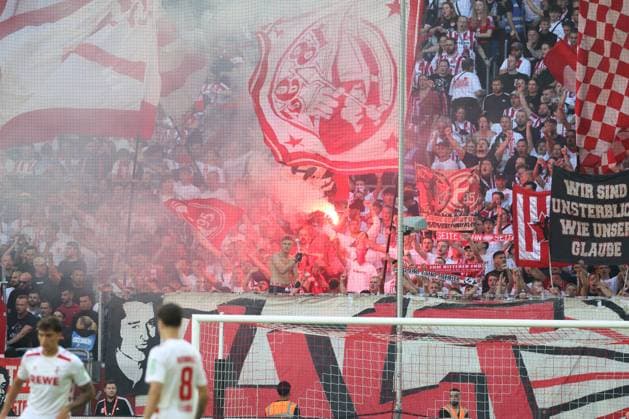 GER, 2. FBL. Fortuna Duesseldorf vs. 1. FC Koeln 21.09.2024, Merkur Spiel-Arena, Duesseldorf, GER, 2. FBL. Fortuna Duesseldorf vs. 1. FC Koeln, im Bild: Fans Duesseldorf Pyrotechnik, Feuerwerk, Rauch, Gefahr, Feuer, Leuchtfeuer, Kurve,
