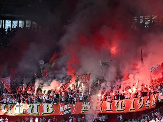 Fans Koeln Fans mit Pyrotechnik waehrend des Spiels der 2. Bundesliga zwischen Fortuna Düsseldorf und 1. FC Köln in der Merkur Spiel-Arena am 21. September 2024 in Düsseldorf, Deutschland. (Foto von Ralf Treese DeFodi Images) +++ Fans Koeln supporters use pyrotechnics during the 2. Bundesliga match between Fortuna Düsseldorf and 1. FC Köln at Merkur Spiel-Arena on September 21, 2024 in Düsseldorf, Germany. (Photo by Ralf Treese DeFodi Images) DFB DFL REGULATIONS PROHIBIT ANY USE OF PHOTOGRAPHS AS IMAGE SEQUENCES AND OR QUASI-VIDEO. Defodi-521_DUSKOE20240921_075