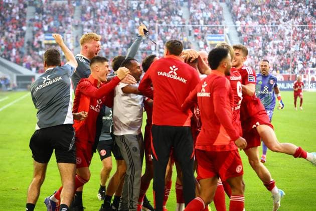 Tor, Feiern, Jona Niemiec 18 (Fortuna Duesseldorf) , Trainer Daniel Thiuone (Fortuna Duesseldorf) Fortuna Duesseldorf vs. 1. FC Koeln, Fussball, 2. Bundesliga, 6. Spieltag, Saison 2024 2025, 21.09.2024 DFL REGULATIONS PROHIBIT ANY USE OF PHOTOGRAPHS AS IMAGE SEQUENCES AND OR QUASI-VIDEO. Foto: kolbert-press Ant Palmer Merkur Spiel Arena NRW Deutschland