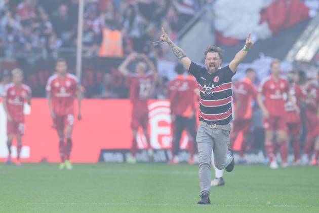 2. Fussball Bundesliga; Fortuna Düsseldorf 1895 - 1. FC Köln; 21.09.2024 Ein Flitzer stürmt Richtung Gastkurve provozierend nach dem Anschlusstreffer über den Platz 2. Fussball Bundesliga, Fortuna Düsseldorf 1895 - 1. FC Köln, Düsseldorf, Merkur Spiel-Arena DFL REGULATIONS PROHIBIT ANY USE OF PHOTOGRAPHS AS IMAGE SEQUENCES AND OR QUASI-VIDEO.
