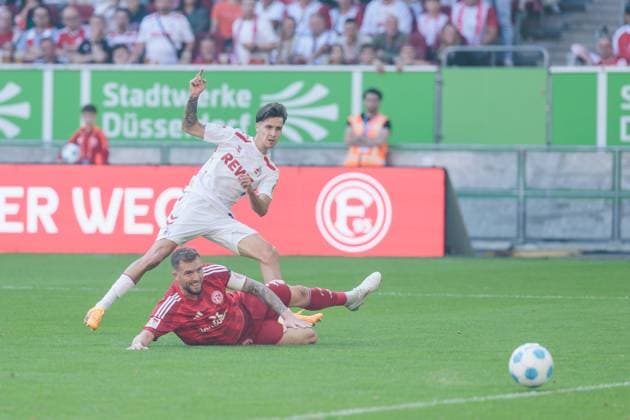 2. Fussball Bundesliga; Fortuna Düsseldorf 1895 - 1. FC Köln; 21.09.2024 Zweikampf Andre Hoffmann (Fortuna Düsseldorf, 3), Denis Huseinbasic (1. FC Köln, 8) 2. Fussball Bundesliga, Fortuna Düsseldorf 1895 - 1. FC Köln, Düsseldorf, Merkur Spiel-Arena DFL REGULATIONS PROHIBIT ANY USE OF PHOTOGRAPHS AS IMAGE SEQUENCES AND OR QUASI-VIDEO.