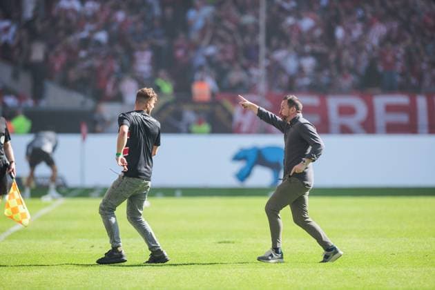 2. Fussball Bundesliga; Fortuna Düsseldorf 1895 - 1. FC Köln; 21.09.2024 Christian Weber (Sportdirektor Fortuna Düsseldorf) schickt einen Flitzer vom Feld 2. Fussball Bundesliga, Fortuna Düsseldorf 1895 - 1. FC Köln, Düsseldorf, Merkur Spiel-Arena DFL REGULATIONS PROHIBIT ANY USE OF PHOTOGRAPHS AS IMAGE SEQUENCES AND OR QUASI-VIDEO.