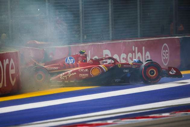 55 SAINZ Carlos (spa), Scuderia Ferrari SF-24, action, crash, accident, during the Formula 1 Singapore Grand Prix 2024, 18th round of the 2024 Formula One World Championship, WM, Weltmeisterschaft from September 20 to 22, 2024 on the Marina Bay Circuit, in Singapore, Singapore - F1 - SINGAPORE GRAND PRIX 2024 DPPI Panoramic 240921_R18_SINGAPORE_DP_XB3_0995