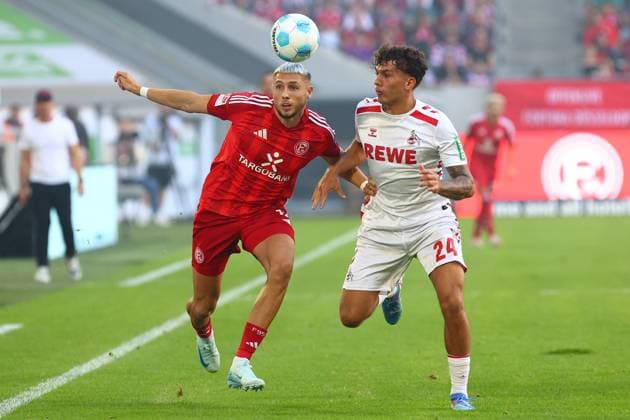 Jona Niemiec 18 (Fortuna Duesseldorf) im Zweikampf, Aktion, mit Julian Pauli 24 (1. FC Koeln) Fortuna Duesseldorf vs. 1. FC Koeln, Fussball, 2. Bundesliga, 6. Spieltag, Saison 2024 2025, 21.09.2024 DFL REGULATIONS PROHIBIT ANY USE OF PHOTOGRAPHS AS IMAGE SEQUENCES AND OR QUASI-VIDEO. Foto: kolbert-press Ant Palmer Merkur Spiel Arena NRW Deutschland