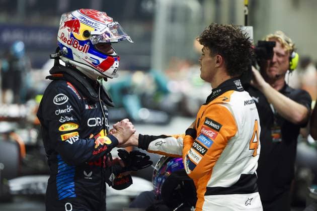 Sport Bilder des Tages VERSTAPPEN Max (ned), Red Bull Racing RB20, portrait and NORRIS Lando (gbr), McLaren F1 Team MCL38, portrait, Parc ferme during the Formula 1 Singapore Grand Prix 2024, 18th round of the 2024 Formula One World Championship, WM, Weltmeisterschaft from September 20 to 22, 2024 on the Marina Bay Circuit, in Singapore, Singapore - F1 - SINGAPORE GRAND PRIX 2024 DPPI Panoramic 240921_R18_SINGAPORE_DP_FGDN8773