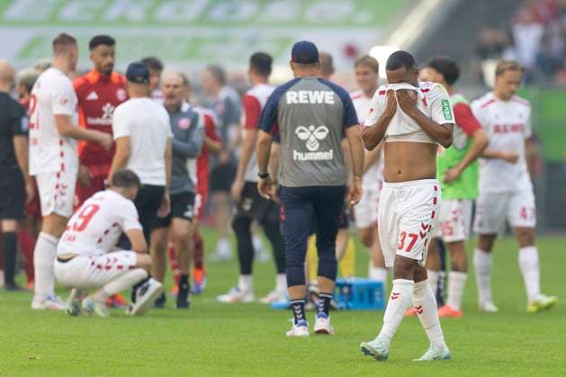 Linton MAINA (K, 37) verdeckt sein Gesicht im Trikot, Frust, Aerger, nach dem Spiel; Fussball 2. Bundesliga Saison 2024 2025, 6.Spieltag, Spieltag 6, Fortuna Duesseldorf (D) - 1. FC Koeln (K) 2-2, Düsseldorf vs Köln, F95 vs KOE, am 21.09.2024 , M e r k u r S p i e l a r e n a Â