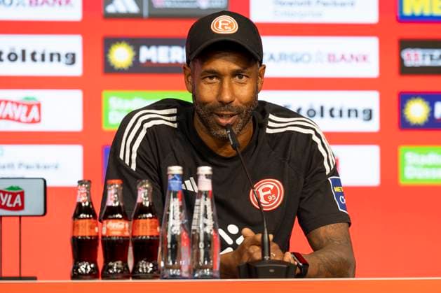 Cheftrainer Daniel THIOUNE (D) bei der Pressekonferenz, erleichtert, erfreut, Freude, Lachen; Fussball 2. Bundesliga Saison 2024 2025, 6.Spieltag, Spieltag 6, Fortuna Duesseldorf (D) - 1. FC Koeln (K) 2-2, Düsseldorf vs Köln, F95 vs KOE, am 21.09.2024 , M e r k u r S p i e l a r e n a Â