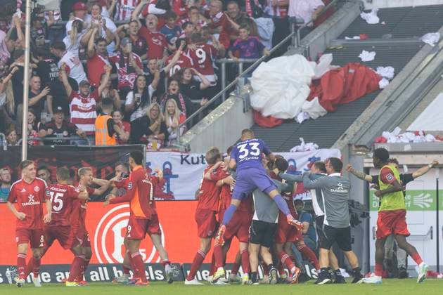 Jubel um Jona NIEMIEC (D, mi.) nach seinem Tor zum 2:2 Ausgleich gemeinsam mit Torwart Florian KASTENMEIER (D, 33), Freude; Fussball 2. Bundesliga Saison 2024 2025, 6.Spieltag, Spieltag 6, Fortuna Duesseldorf (D) - 1. FC Koeln (K) 2-2, Düsseldorf vs Köln, F95 vs KOE, am 21.09.2024 , M e r k u r S p i e l a r e n a Â