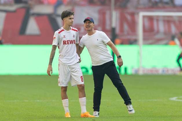 Denis HUSEINBASIC (K, 8) wird von Cheftrainer Gerhard STRUBER (K, re.) aufgemuntert, Enttaeuschung, Frust, nach dem Spiel; Fussball 2. Bundesliga Saison 2024 2025, 6.Spieltag, Spieltag 6, Fortuna Duesseldorf (D) - 1. FC Koeln (K) 2-2, Düsseldorf vs Köln, F95 vs KOE, am 21.09.2024 , M e r k u r S p i e l a r e n a Â