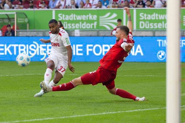Linton MAINA (K, li.) schiesst den Ball vorbei an Andre HOFFMANN (D, re.) in das Tor zum 1:2; Fussball 2. Bundesliga Saison 2024 2025, 6.Spieltag, Spieltag 6, Fortuna Duesseldorf (D) - 1. FC Koeln (K) 2-2, Düsseldorf vs Köln, F95 vs KOE, am 21.09.2024 , M e r k u r S p i e l a r e n a Â