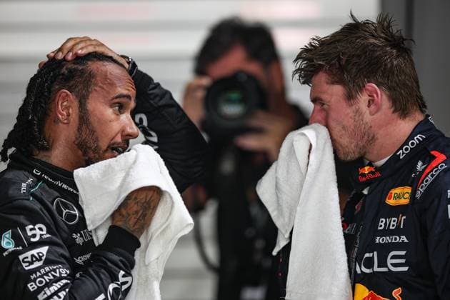 Sport Bilder des Tages HAMILTON Lewis (gbr), Mercedes AMG F1 Team W15, portrait VERSTAPPEN Max (ned), Red Bull Racing RB20, portrait during the Formula 1 Singapore Grand Prix 2024, 18th round of the 2024 Formula One World Championship, WM, Weltmeisterschaft from September 20 to 22, 2024 on the Marina Bay Circuit, in Singapore, Singapore - F1 - SINGAPORE GRAND PRIX 2024 DPPI Panoramic 240921_R18_SINGAPORE_DP_XB3_1333