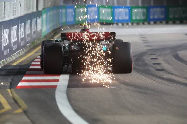 44 HAMILTON Lewis (gbr), Mercedes AMG F1 Team W15, action during the Formula 1 Singapore Grand Prix 2024, 18th round of the 2024 Formula One World Championship, WM, Weltmeisterschaft from September 20 to 22, 2024 on the Marina Bay Circuit, in Singapore, Singapore - F1 - SINGAPORE GRAND PRIX 2024 DPPI Panoramic  240921_R18_SINGAPORE_DP_1G9A5503
