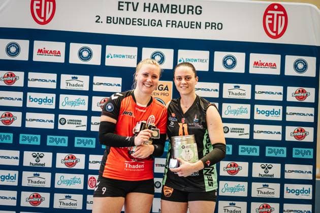 Volleyball Frauen Saison 2024 2025 2. Bundesliga Frauen Pro powered by SnowTrex ETV Hamburg vs. NavaRo Straubing 21.09.2024 v.l. Luise Klein ( 9, ETV Hamburg) und Franziska Koob ( 11, NavaRo Straubing) Hamburg Sporthalle Hoheluft Hamburg Deutschland