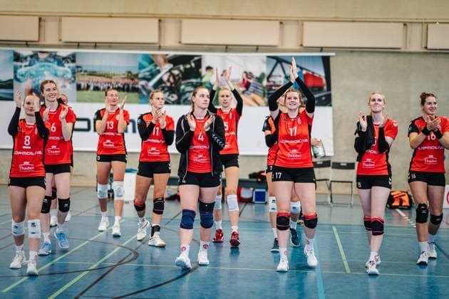 Volleyball Frauen Saison 2024 2025 2. Bundesliga Frauen Pro powered by SnowTrex ETV Hamburg vs. NavaRo Straubing 21.09.2024 ETV applaudiert den Fans Hamburg Sporthalle Hoheluft Hamburg Deutschland