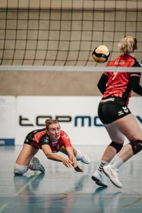 Volleyball Frauen Saison 2024 2025 2. Bundesliga Frauen Pro powered by SnowTrex ETV Hamburg vs. NavaRo Straubing 21.09.2024 Leonie Körtzinger ( 13, ETV Hamburg) springt zum Ball Hamburg Sporthalle Hoheluft Hamburg Deutschland
