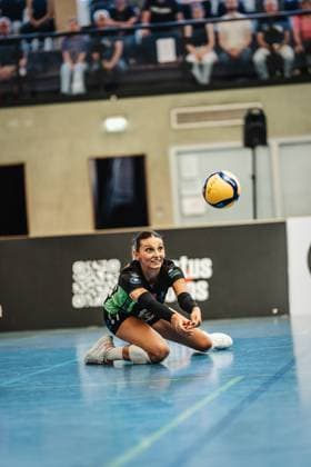 Volleyball Frauen Saison 2024 2025 2. Bundesliga Frauen Pro powered by SnowTrex ETV Hamburg vs. NavaRo Straubing 21.09.2024 Valbona Ismaili ( 7 NavaRo Straubing) spielt den Ball Hamburg Sporthalle Hoheluft Hamburg Deutschland