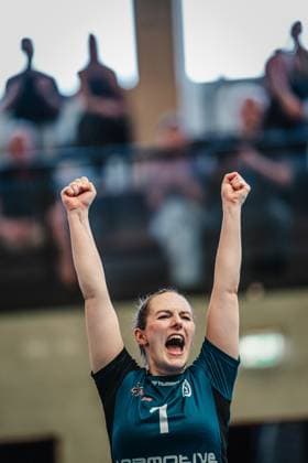 Volleyball Frauen Saison 2024 2025 2. Bundesliga Frauen Pro powered by SnowTrex ETV Hamburg vs. NavaRo Straubing 21.09.2024 Jana-Marie Meiser ( 1, ETV Hamburg) jubelt Hamburg Sporthalle Hoheluft Hamburg Deutschland