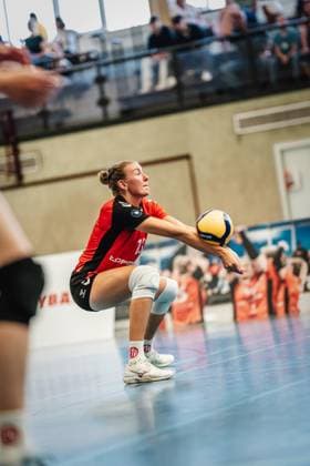 Volleyball Frauen Saison 2024 2025 2. Bundesliga Frauen Pro powered by SnowTrex ETV Hamburg vs. NavaRo Straubing 21.09.2024 Leonie Körtzinger ( 13, ETV Hamburg) spielt den Ball Hamburg Sporthalle Hoheluft Hamburg Deutschland