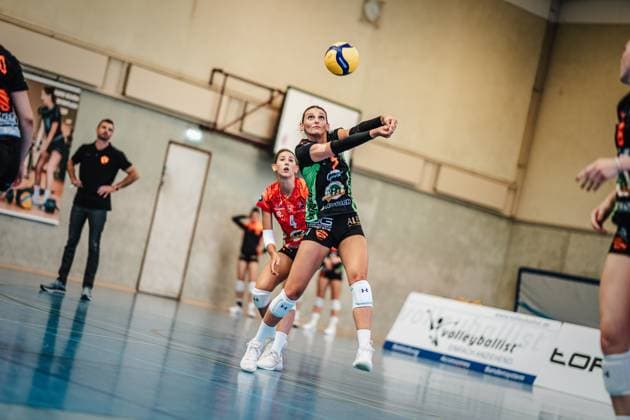 Volleyball Frauen Saison 2024 2025 2. Bundesliga Frauen Pro powered by SnowTrex ETV Hamburg vs. NavaRo Straubing 21.09.2024 Valbona Ismaili ( 7 NavaRo Straubing) spielt den Ball Hamburg Sporthalle Hoheluft Hamburg Deutschland