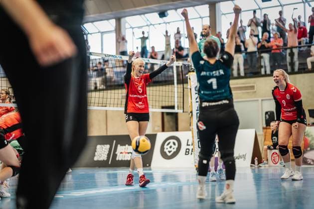 Volleyball Frauen Saison 2024 2025 2. Bundesliga Frauen Pro powered by SnowTrex ETV Hamburg vs. NavaRo Straubing 21.09.2024 Der ETV jubelt Hamburg Sporthalle Hoheluft Hamburg Deutschland