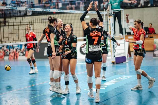 Volleyball Frauen Saison 2024 2025 2. Bundesliga Frauen Pro powered by SnowTrex ETV Hamburg vs. NavaRo Straubing 21.09.2024 NavaRo Straubing jubelt nach dem 3:2 Sieg Hamburg Sporthalle Hoheluft Hamburg Deutschland