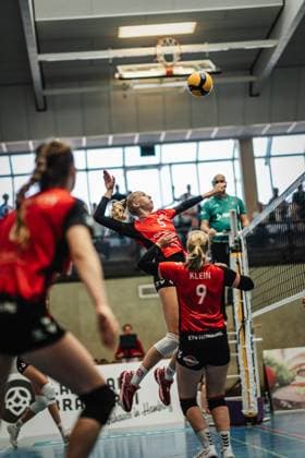 Volleyball Frauen Saison 2024 2025 2. Bundesliga Frauen Pro powered by SnowTrex ETV Hamburg vs. NavaRo Straubing 21.09.2024 Anna Hartig ( 5, ETV Hamburg) beim Angriff Hamburg Sporthalle Hoheluft Hamburg Deutschland