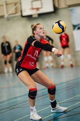 Volleyball Frauen Saison 2024 2025 2. Bundesliga Frauen Pro powered by SnowTrex ETV Hamburg vs. NavaRo Straubing 21.09.2024 Svea Frobel ( 11, ETV Hamburg) spielt den Ball Hamburg Sporthalle Hoheluft Hamburg Deutschland