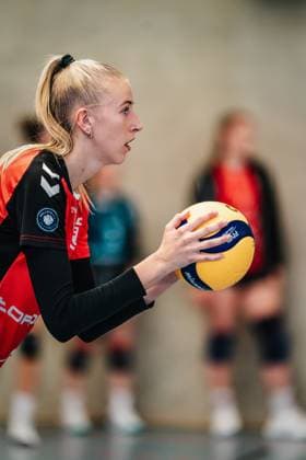 Volleyball Frauen Saison 2024 2025 2. Bundesliga Frauen Pro powered by SnowTrex ETV Hamburg vs. NavaRo Straubing 21.09.2024 Anna Hartig ( 5, ETV Hamburg) bei der Angabe Hamburg Sporthalle Hoheluft Hamburg Deutschland