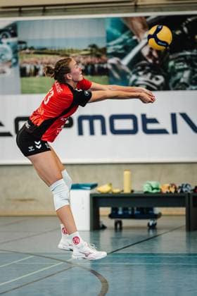 Volleyball Frauen Saison 2024 2025 2. Bundesliga Frauen Pro powered by SnowTrex ETV Hamburg vs. NavaRo Straubing 21.09.2024 Leonie Körtzinger ( 13, ETV Hamburg) spielt den Ball Hamburg Sporthalle Hoheluft Hamburg Deutschland