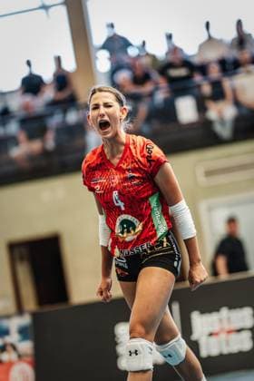 Volleyball Frauen Saison 2024 2025 2. Bundesliga Frauen Pro powered by SnowTrex ETV Hamburg vs. NavaRo Straubing 21.09.2024 Jana Krause ( 4, NavaRo Straubing) beim Jubel Hamburg Sporthalle Hoheluft Hamburg Deutschland