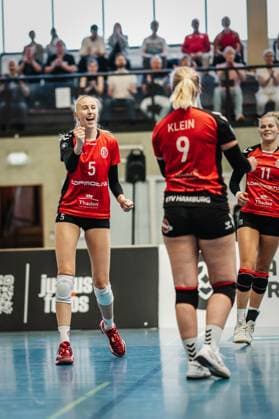 Volleyball Frauen Saison 2024 2025 2. Bundesliga Frauen Pro powered by SnowTrex ETV Hamburg vs. NavaRo Straubing 21.09.2024 Anna Hartig ( 5, ETV Hamburg) jubelt Hamburg Sporthalle Hoheluft Hamburg Deutschland