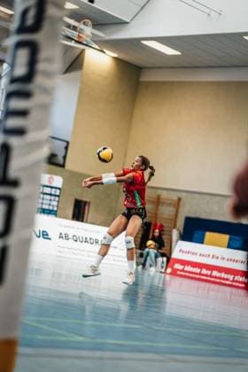 Volleyball Frauen Saison 2024 2025 2. Bundesliga Frauen Pro powered by SnowTrex ETV Hamburg vs. NavaRo Straubing 21.09.2024 Jana Krause ( 4, NavaRo Straubing) nimmt den Ball an Hamburg Sporthalle Hoheluft Hamburg Deutschland