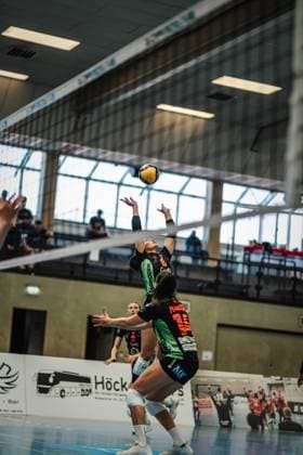 Volleyball Frauen Saison 2024 2025 2. Bundesliga Frauen Pro powered by SnowTrex ETV Hamburg vs. NavaRo Straubing 21.09.2024 Nora Janka ( 8, NavaRo Straubing) beim Zuspiel Hamburg Sporthalle Hoheluft Hamburg Deutschland