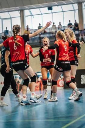Volleyball Frauen Saison 2024 2025 2. Bundesliga Frauen Pro powered by SnowTrex ETV Hamburg vs. NavaRo Straubing 21.09.2024 Jubel beim ETV, in der Mitte Svea Frobel ( 11, ETV Hamburg) Hamburg Sporthalle Hoheluft Hamburg Deutschland