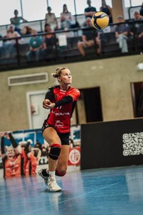 Volleyball Frauen Saison 2024 2025 2. Bundesliga Frauen Pro powered by SnowTrex ETV Hamburg vs. NavaRo Straubing 21.09.2024 Svea Frobel ( 11, ETV Hamburg) spielt den Ball Hamburg Sporthalle Hoheluft Hamburg Deutschland