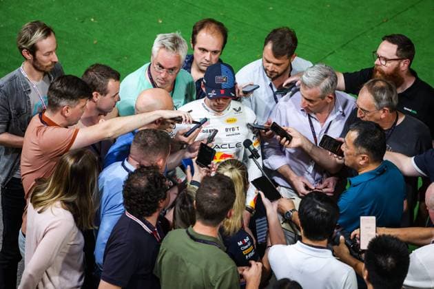 Formel 1, GP Singapur - Max Verstappen gibt Pressestatement im Fahrerlager VERSTAPPEN Max (ned), Red Bull Racing RB20, portrait during the Formula 1 Singapore Grand Prix 2024, 18th round of the 2024 Formula One World Championship, WM, Weltmeisterschaft from September 20 to 22, 2024 on the Marina Bay Circuit, in Singapore, Singapore - F1 - SINGAPORE GRAND PRIX 2024 DPPI Panoramic  240921_R18_SINGAPORE_DP_FG009852