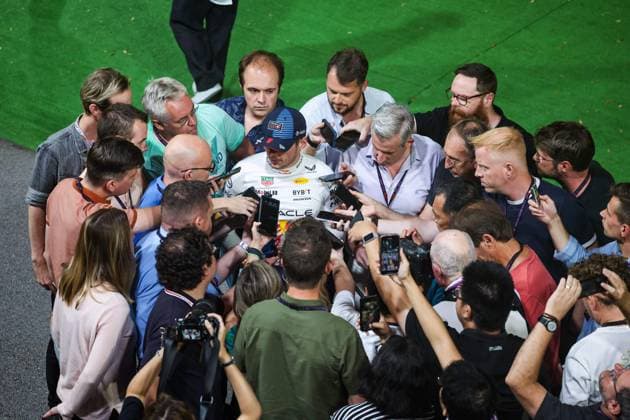 Formel 1, GP Singapur - Max Verstappen gibt Pressestatement im Fahrerlager VERSTAPPEN Max (ned), Red Bull Racing RB20, portrait during the Formula 1 Singapore Grand Prix 2024, 18th round of the 2024 Formula One World Championship, WM, Weltmeisterschaft from September 20 to 22, 2024 on the Marina Bay Circuit, in Singapore, Singapore - F1 - SINGAPORE GRAND PRIX 2024 DPPI Panoramic  240921_R18_SINGAPORE_DP_FG009856