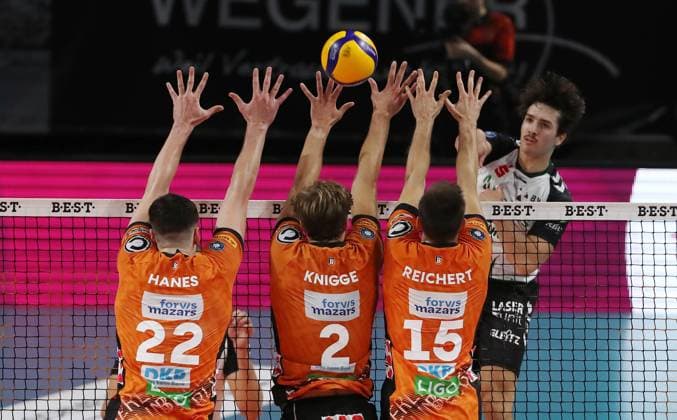 Iliya Goldrin im Angriff, Jake Hanes, Matthew Knigge, Moritz Reichert Zweikampf Spielszene Aktion Volleyball Bundesliga Herren Saison 2024 2025 21.09.2024 BR Volleys Berlin BRV vs Helios Grizzlys Giesen