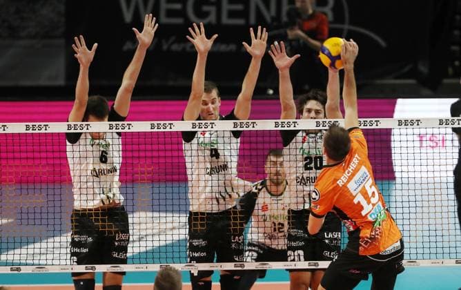 Moritz Reichert im Angriff, Michiel Ahyi, Noah Baxpöhler, Ethan Champlin Zweikampf Spielszene Aktion Volleyball Bundesliga Herren Saison 2024 2025 21.09.2024 BR Volleys Berlin BRV vs Helios Grizzlys Giesen