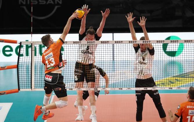 Ruben Schott im Angriff, Hauke Wagner, Noah Baxpöhler Zweikampf Spielszene Aktion Volleyball Bundesliga Herren Saison 2024 2025 21.09.2024 BR Volleys Berlin BRV vs Helios Grizzlys Giesen